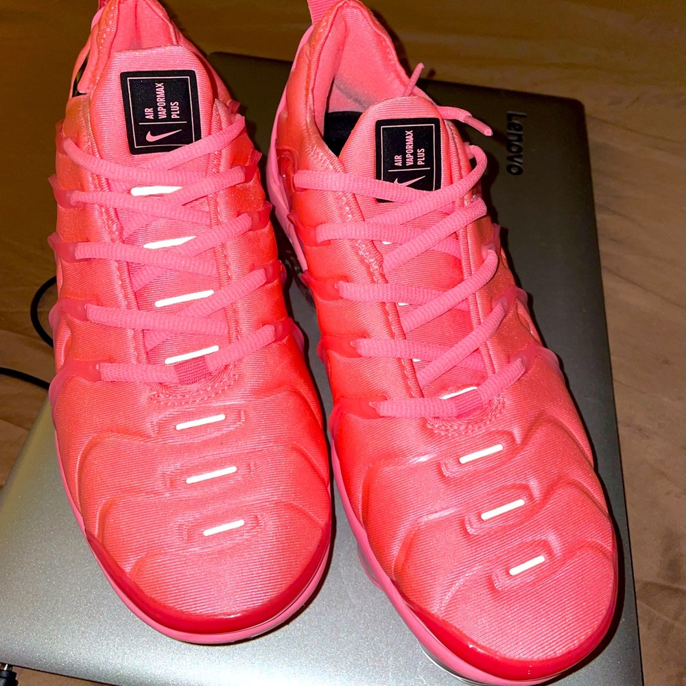 Air Vapormax Plus Sneaker in Sunset Pulse womens size 8.5 mens size 6